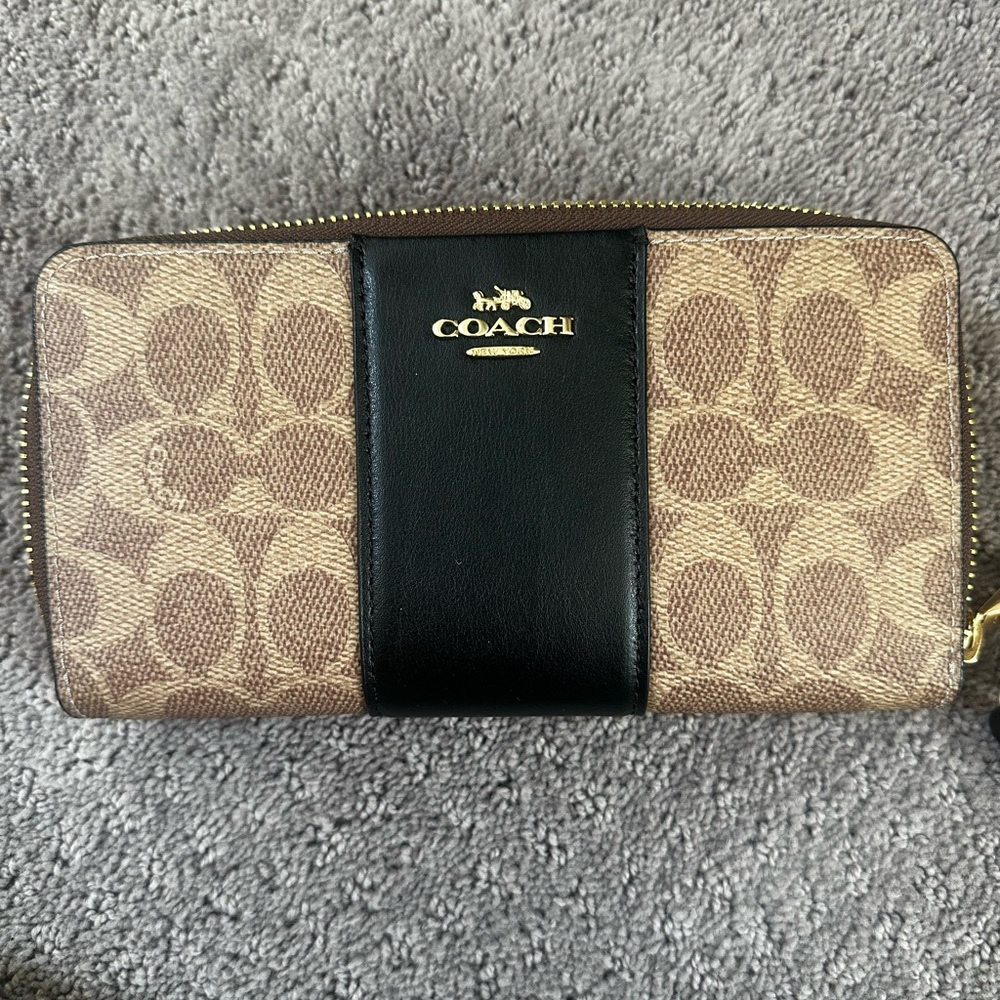 BRAND NEW Coach Signature Brown and Black Zip Wallet